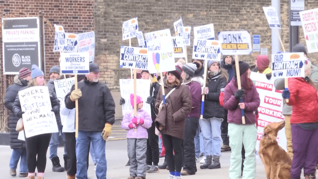 Healthcare tech workers rally for Essentia contract negotiations - WDIO.com